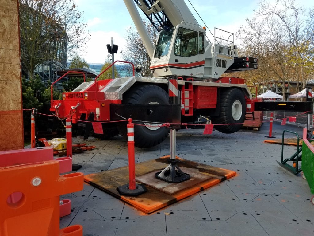 Crane using crane pads to steady itself for a lift